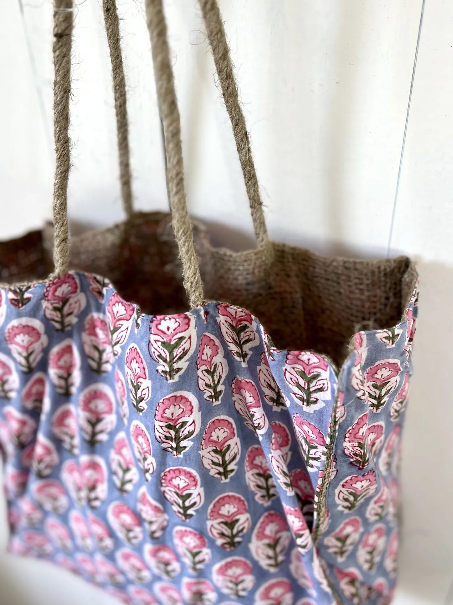 ojigi sac jute et coton block print œillet bleu et rose