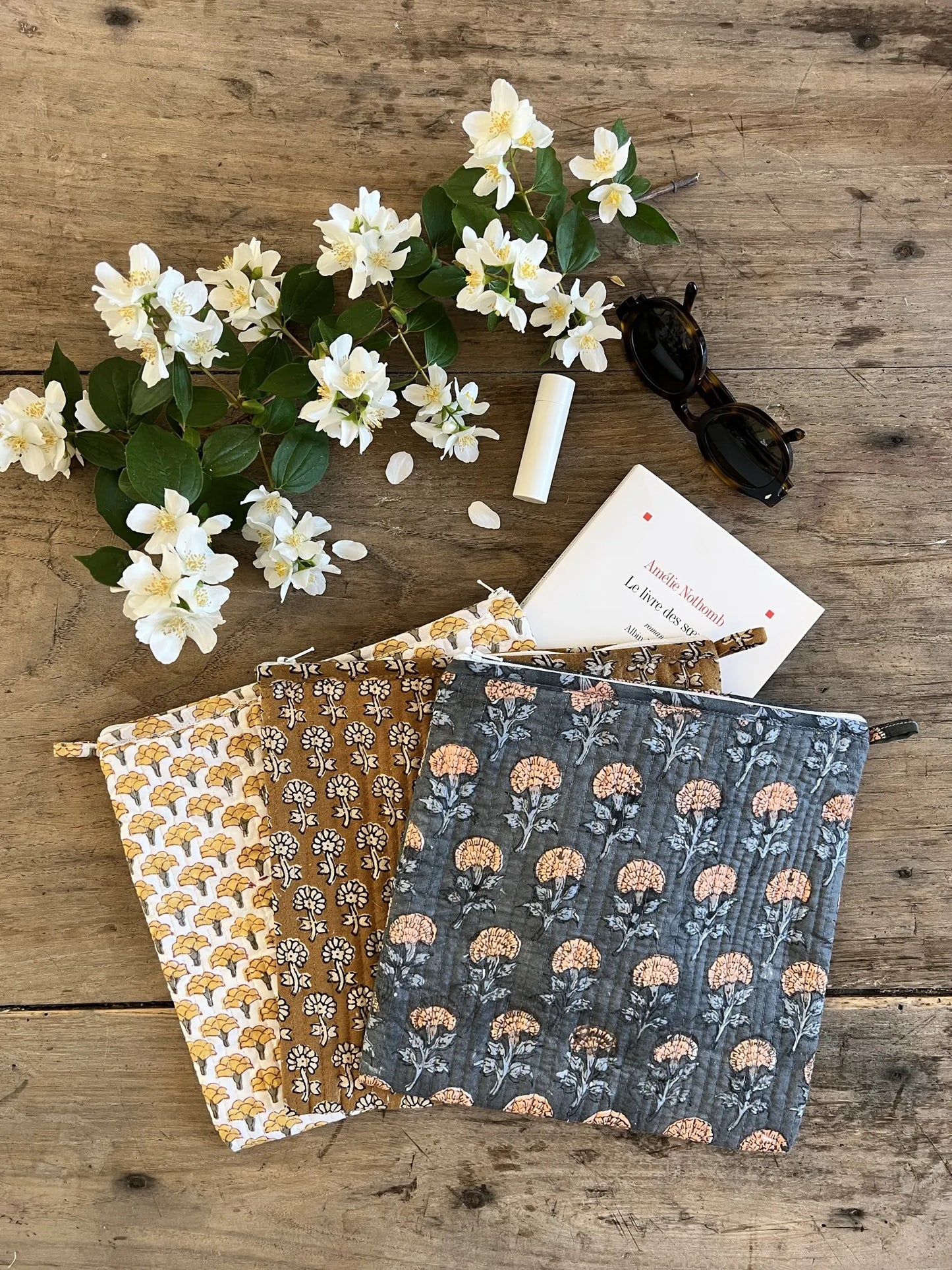 ojigi trousse Inès block print quilté ocre et ardoise