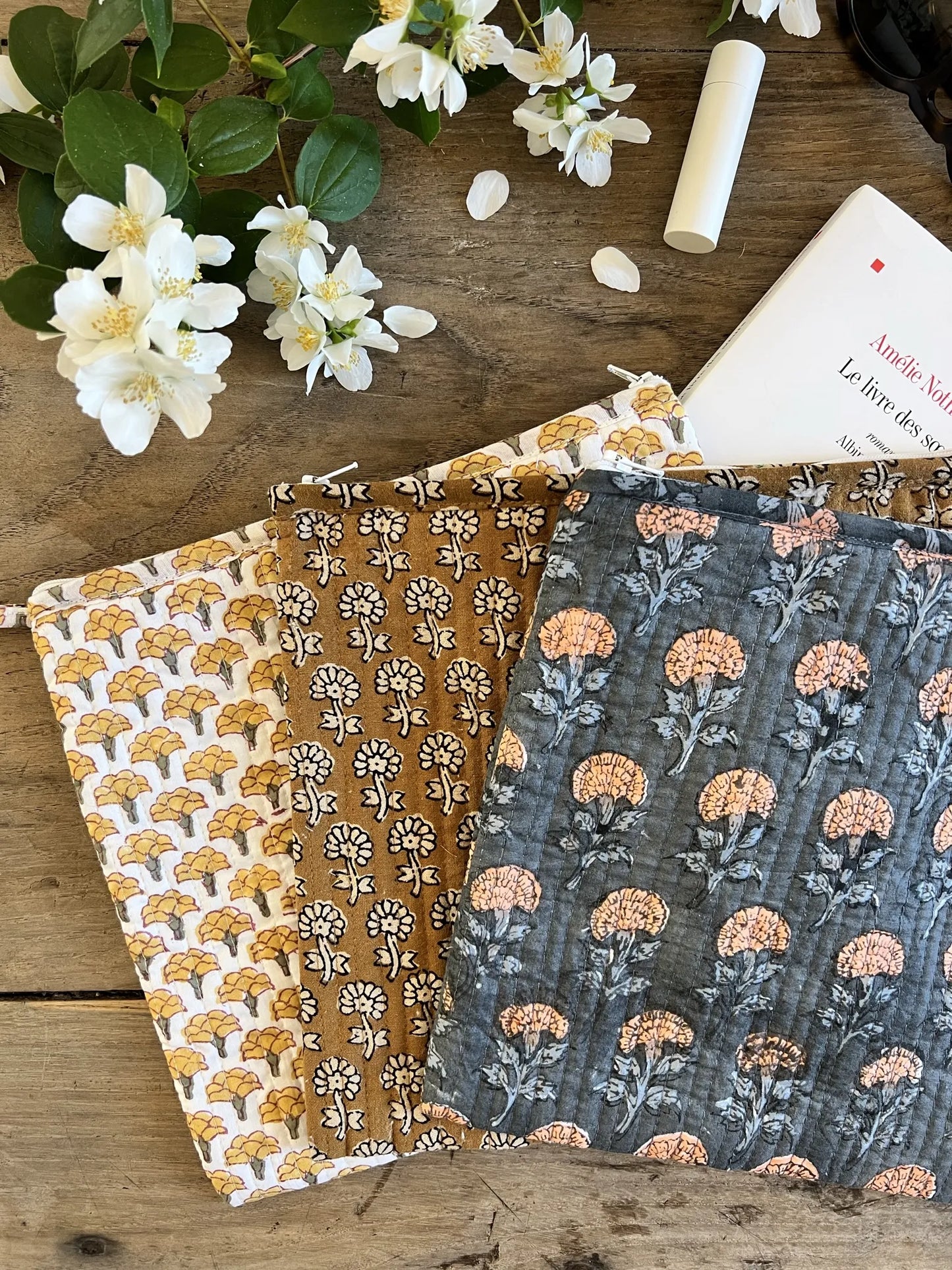 ojigi trousse Inès block print quilté ocre et ardoise