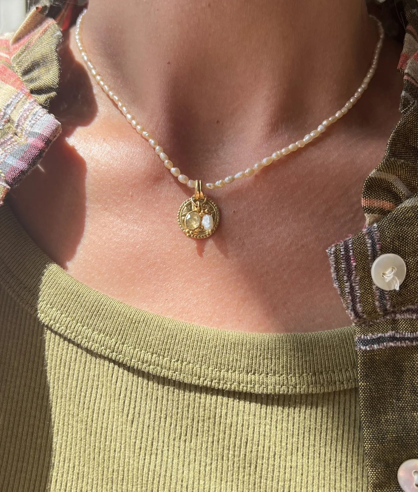 ojigi collier perles d'eau douce roses et amulette