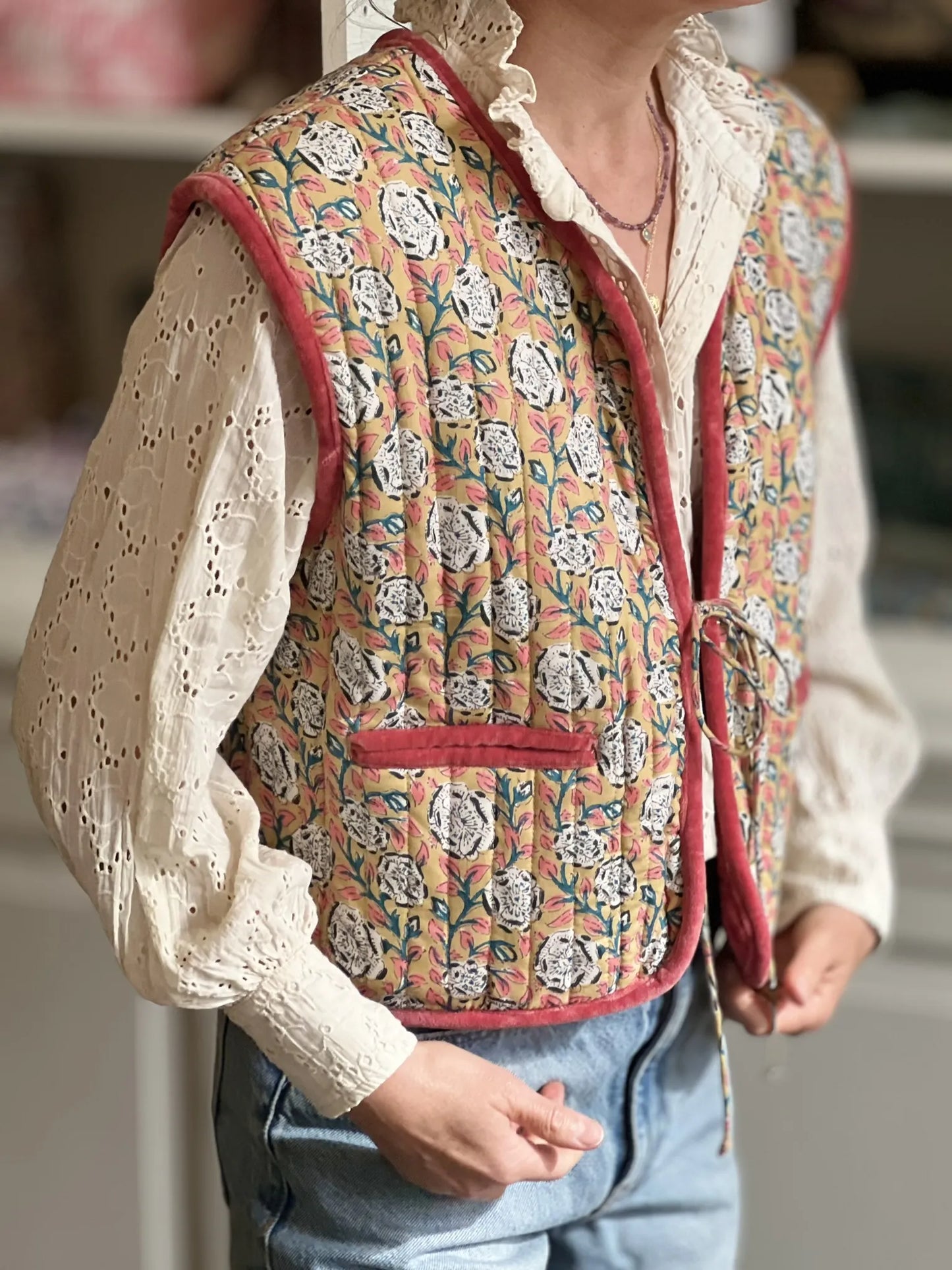 ojigi gilet matelassé sans manche velours et block print groseille