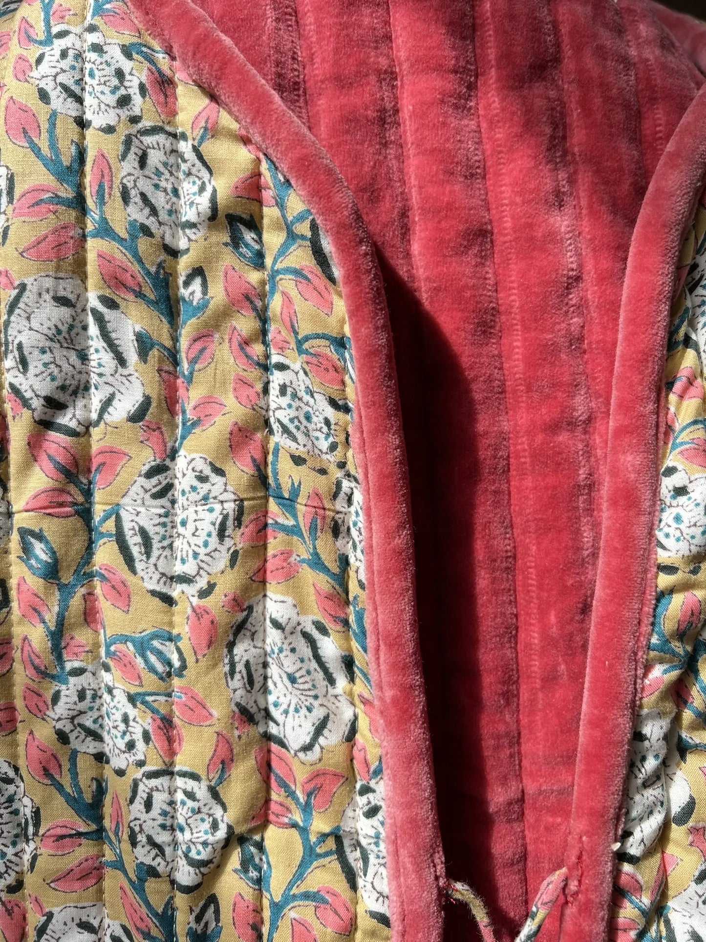 ojigi gilet matelassé sans manche velours et block print groseille