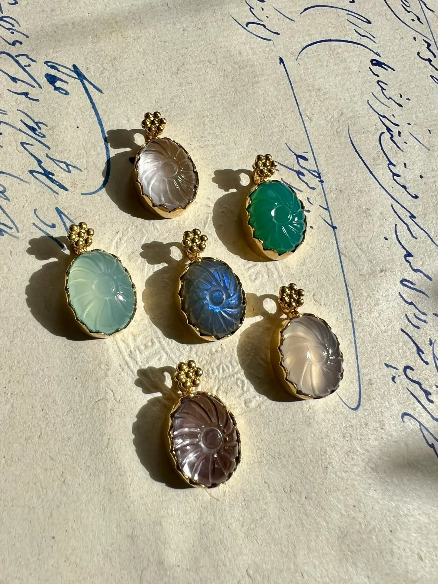 ojigi pendentif delight ovale debout