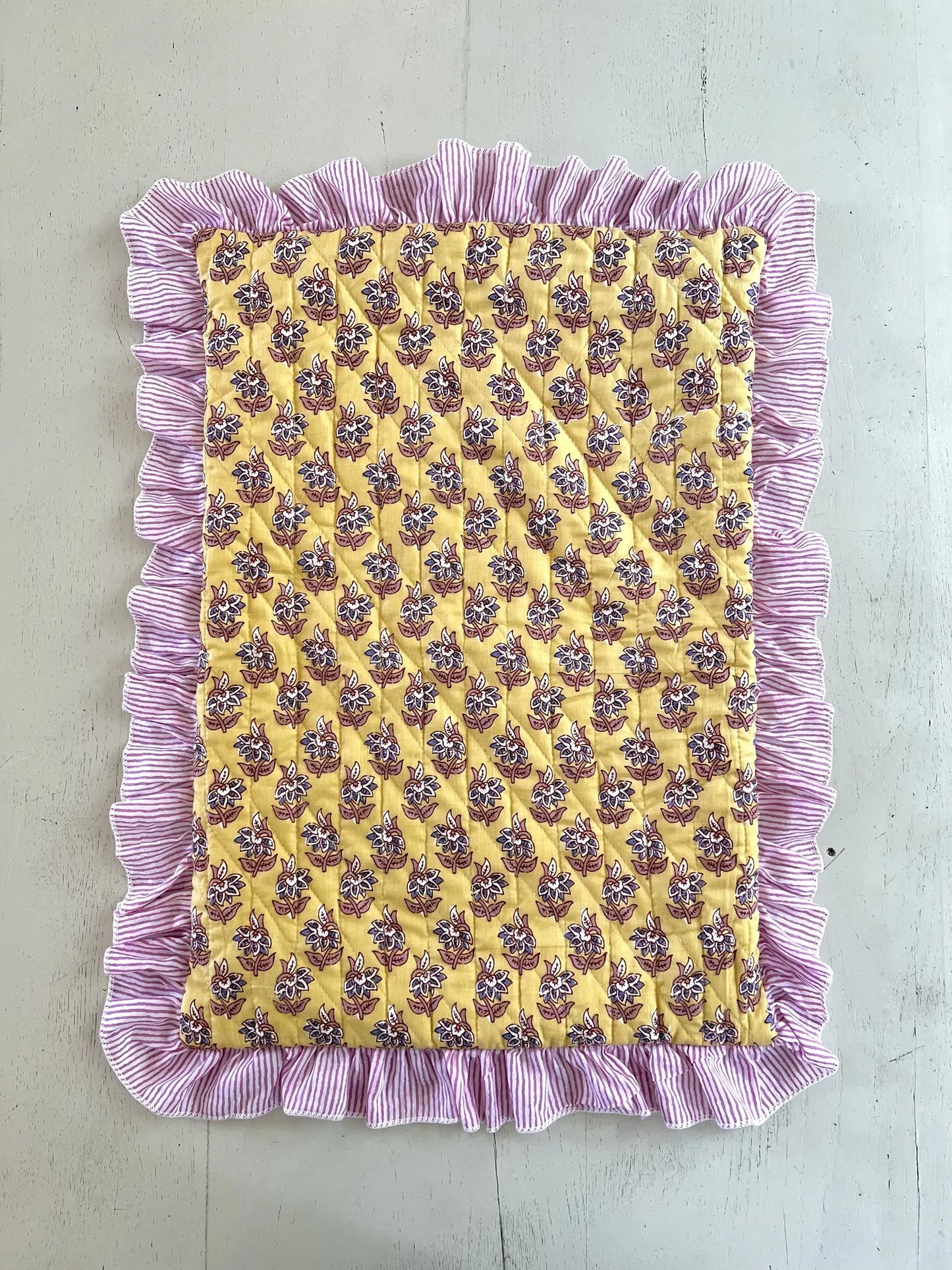 ojigi housse de coussin matelassée coton block print à volants jaune