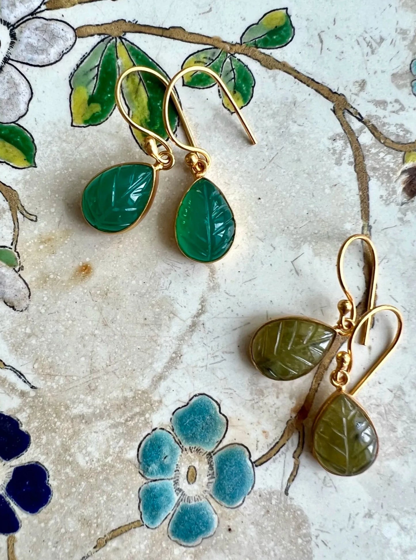 ojigi boucles d'oreilles dormeuses carving stone feuille vasonite onyx verte