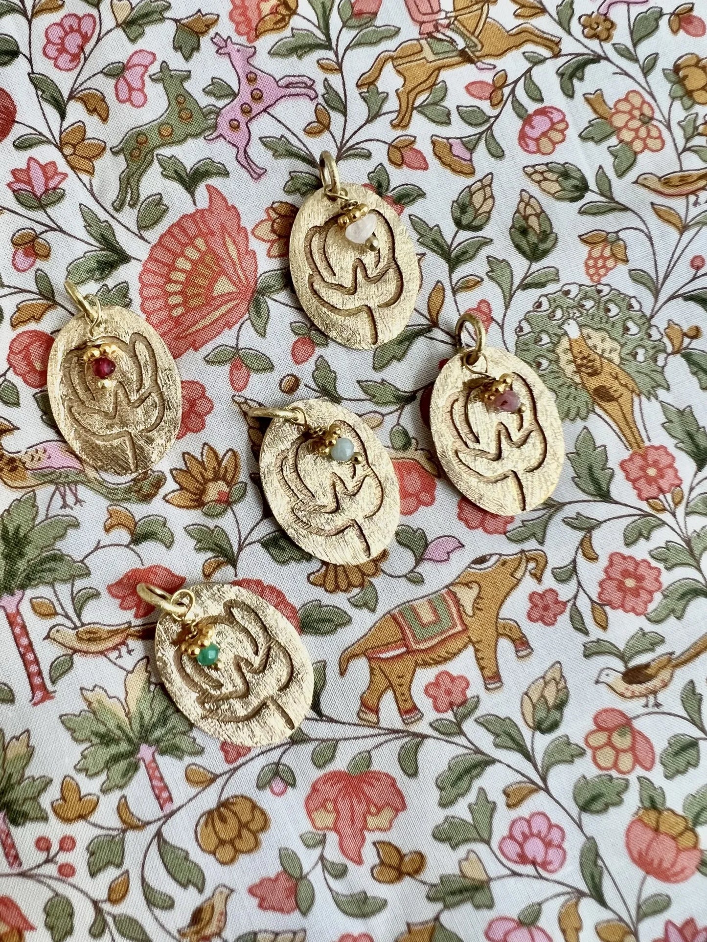 médaille gravée ogiji laiton doré brossé avec breloque perle pierre