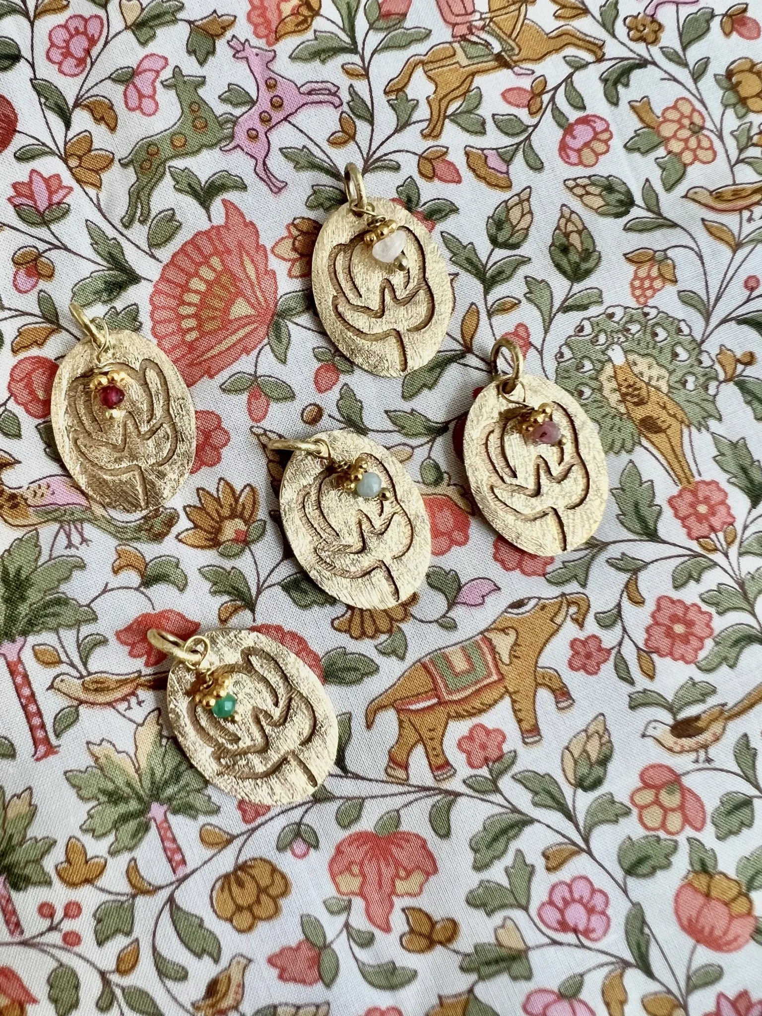 médaille gravée ogiji laiton doré brossé avec breloque perle pierre