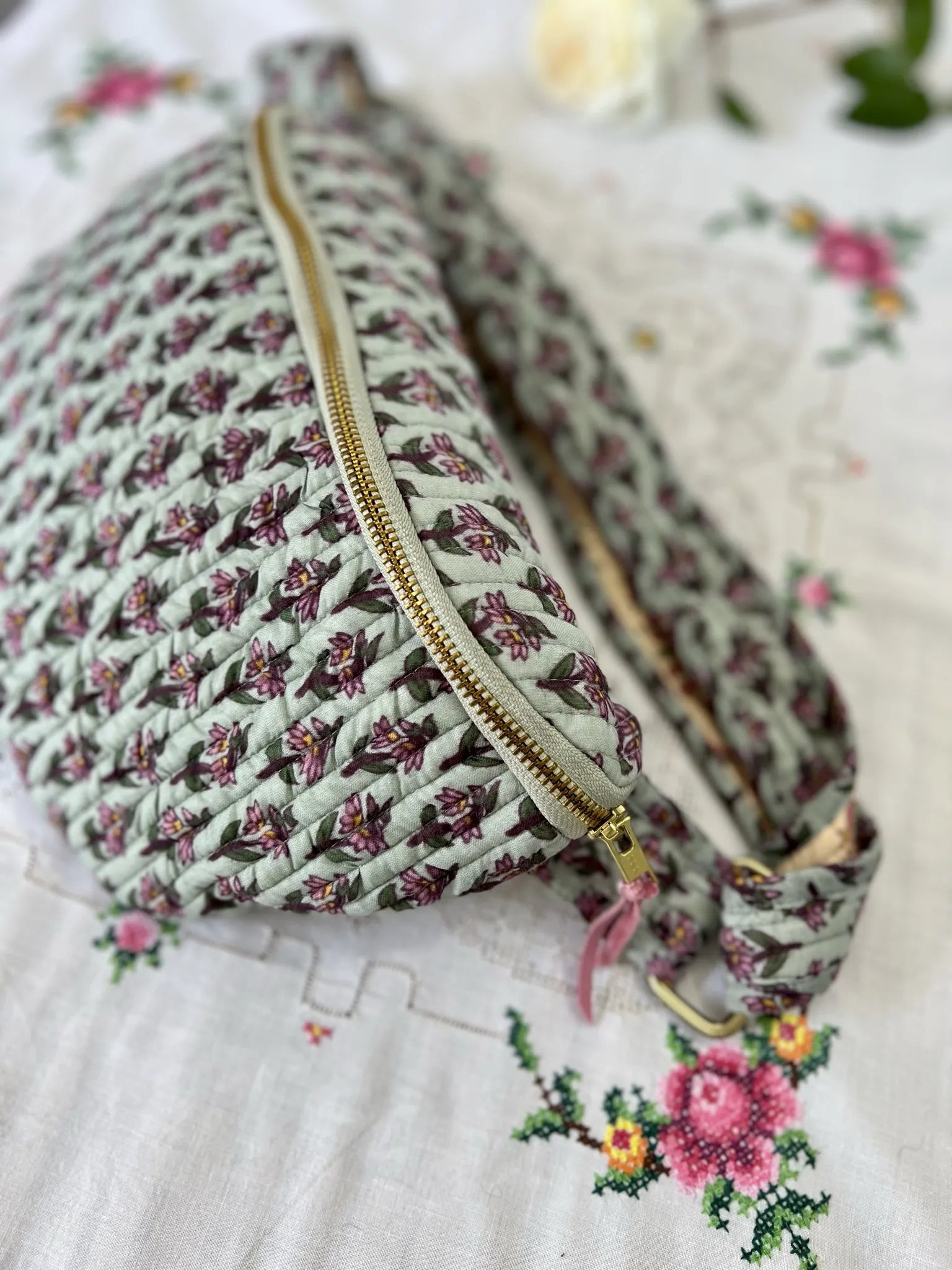 ojigi sac banane happy coton quilté block print cyclamen vert de gris et rose