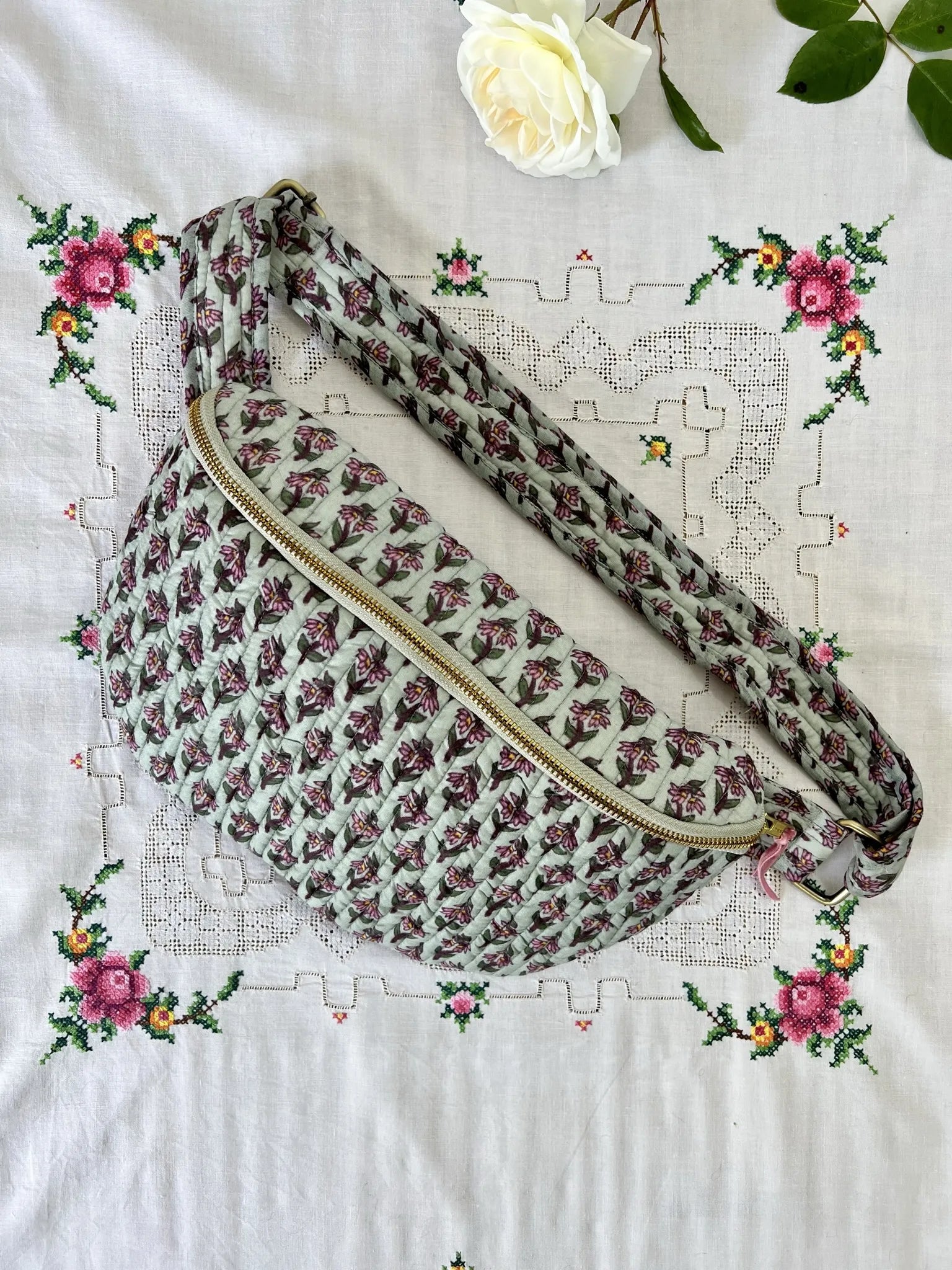 ojigi sac banane happy coton quilté block print cyclamen vert de gris et rose