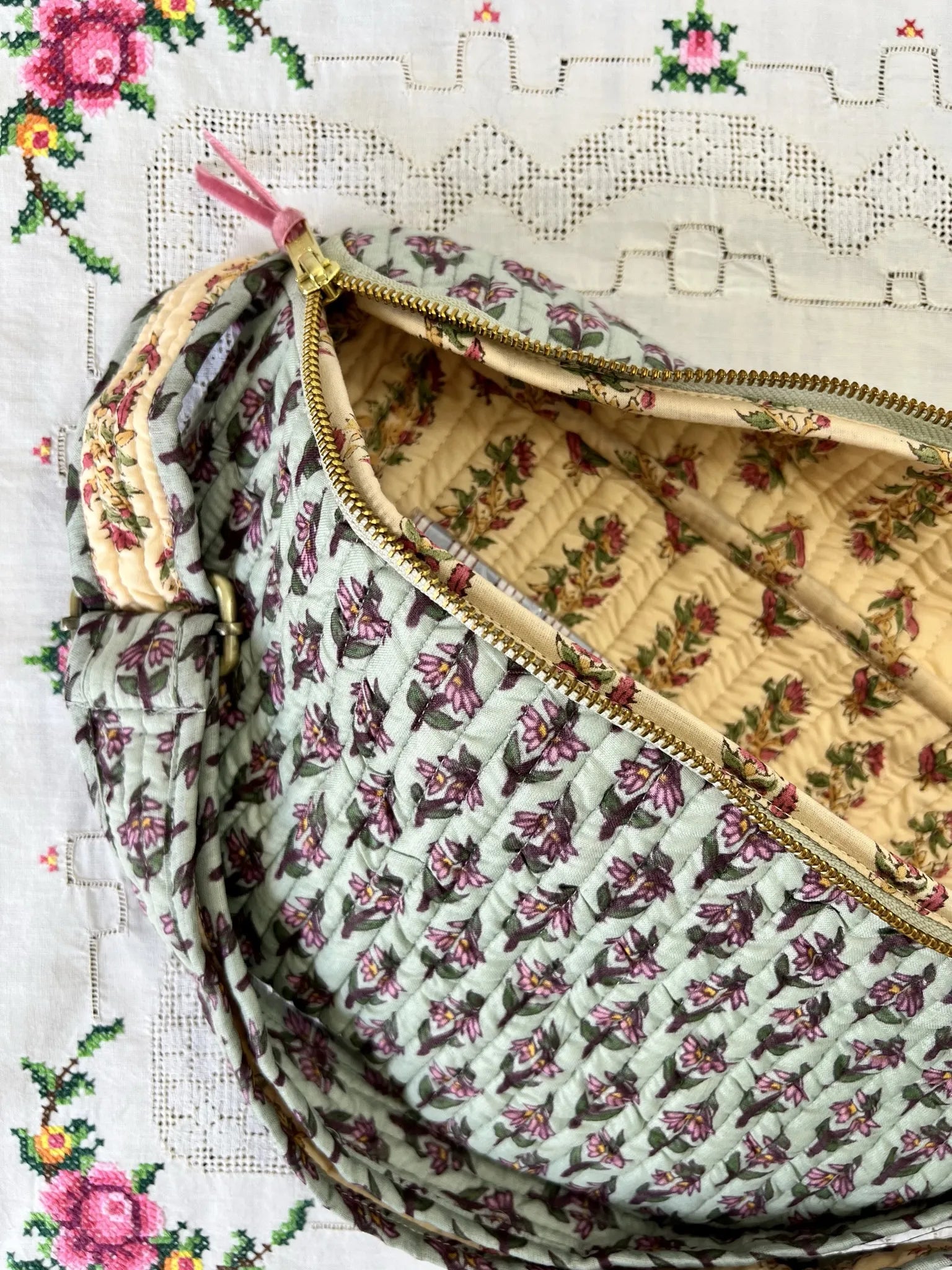 ojigi sac banane happy coton quilté block print cyclamen vert de gris et rose