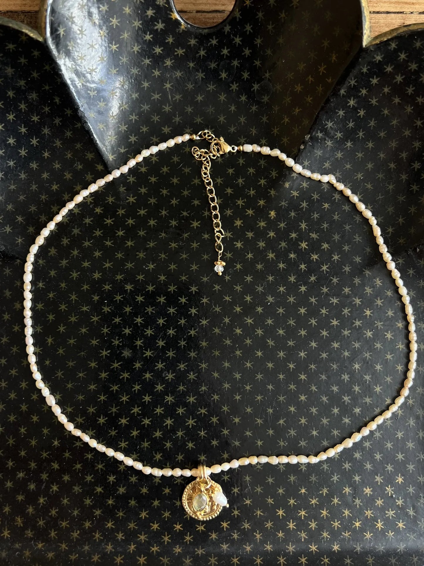 ojigi collier perles d'eau douce roses et amulette
