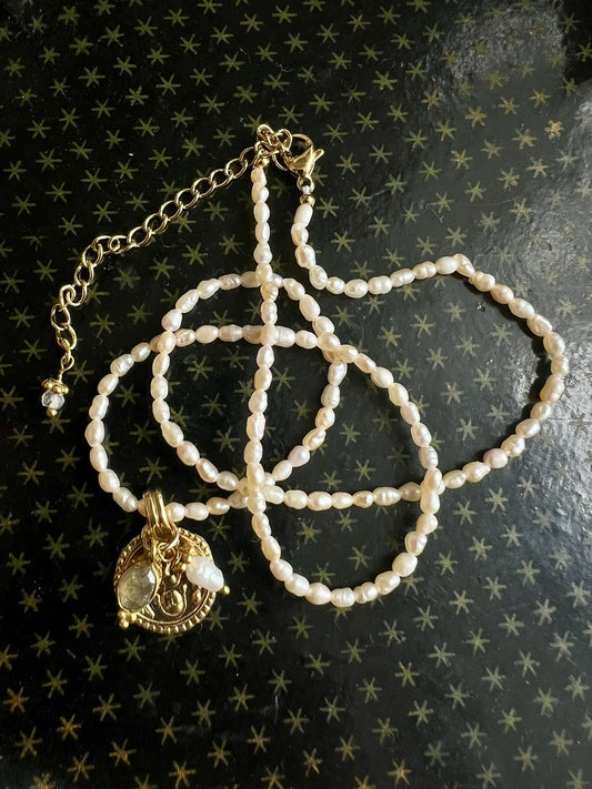 ojigi collier perles d'eau douce roses et amulette