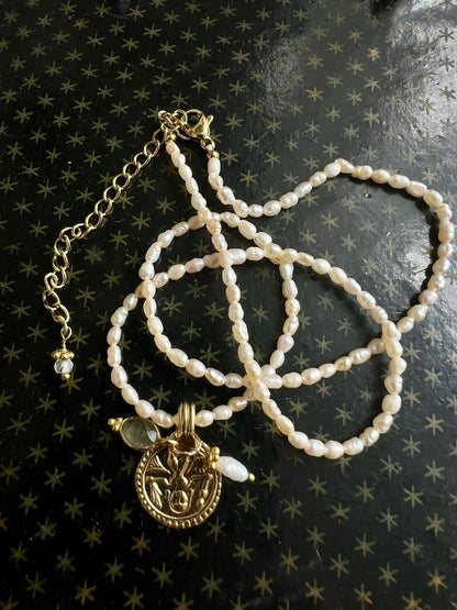 ojigi collier perles d'eau douce roses et amulette