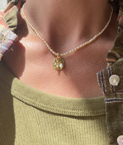 ojigi collier perles d'eau douce roses et amulette