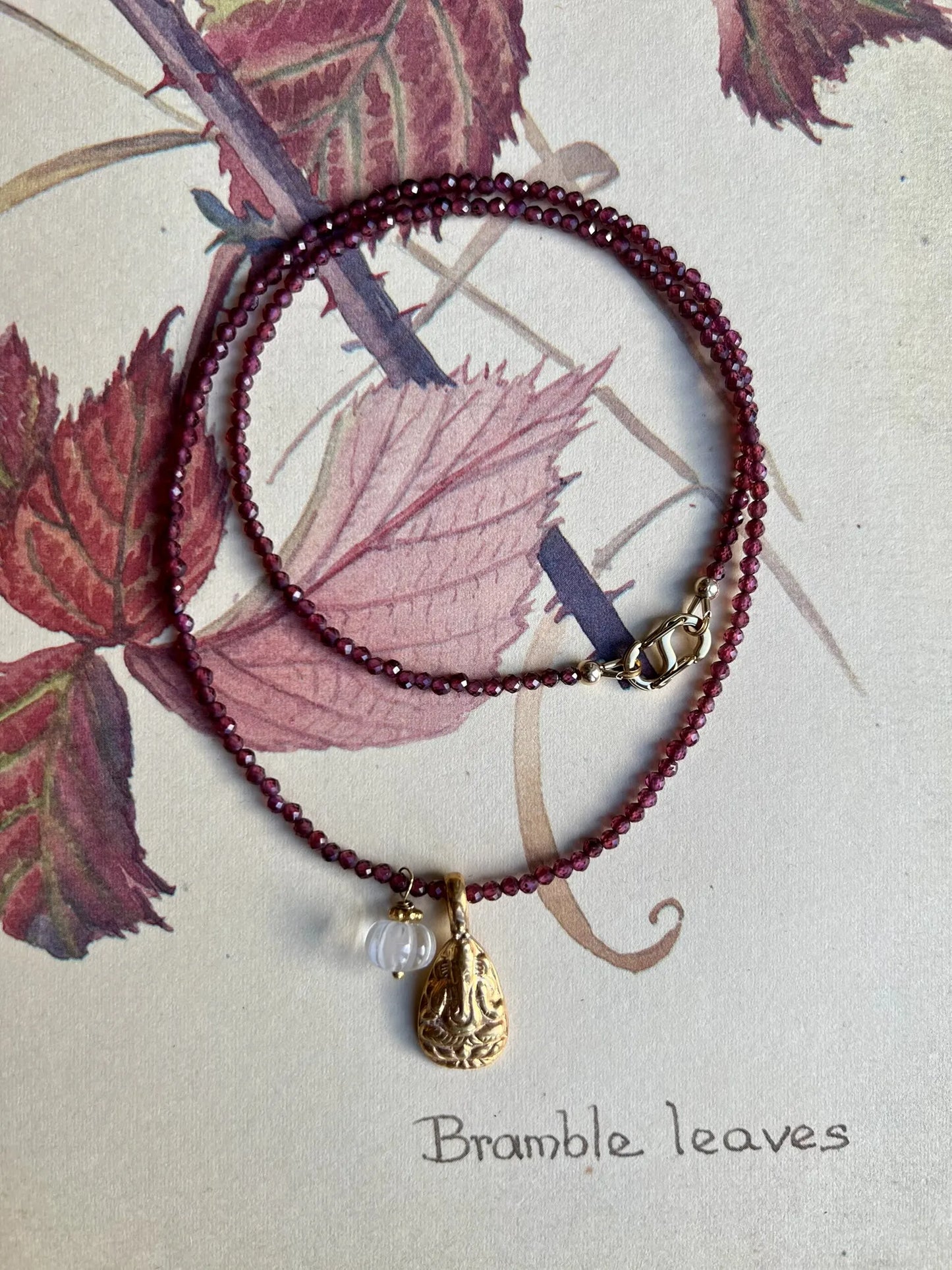 ojigi collier grenat amulette ganesh