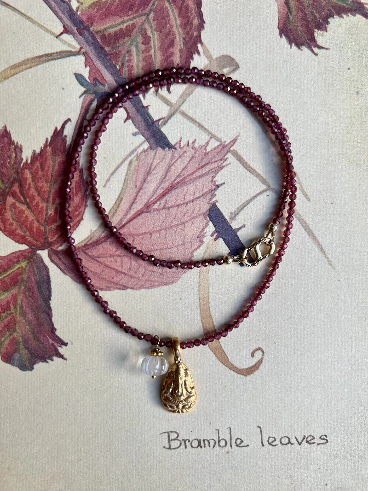 ojigi collier grenat amulette ganesh