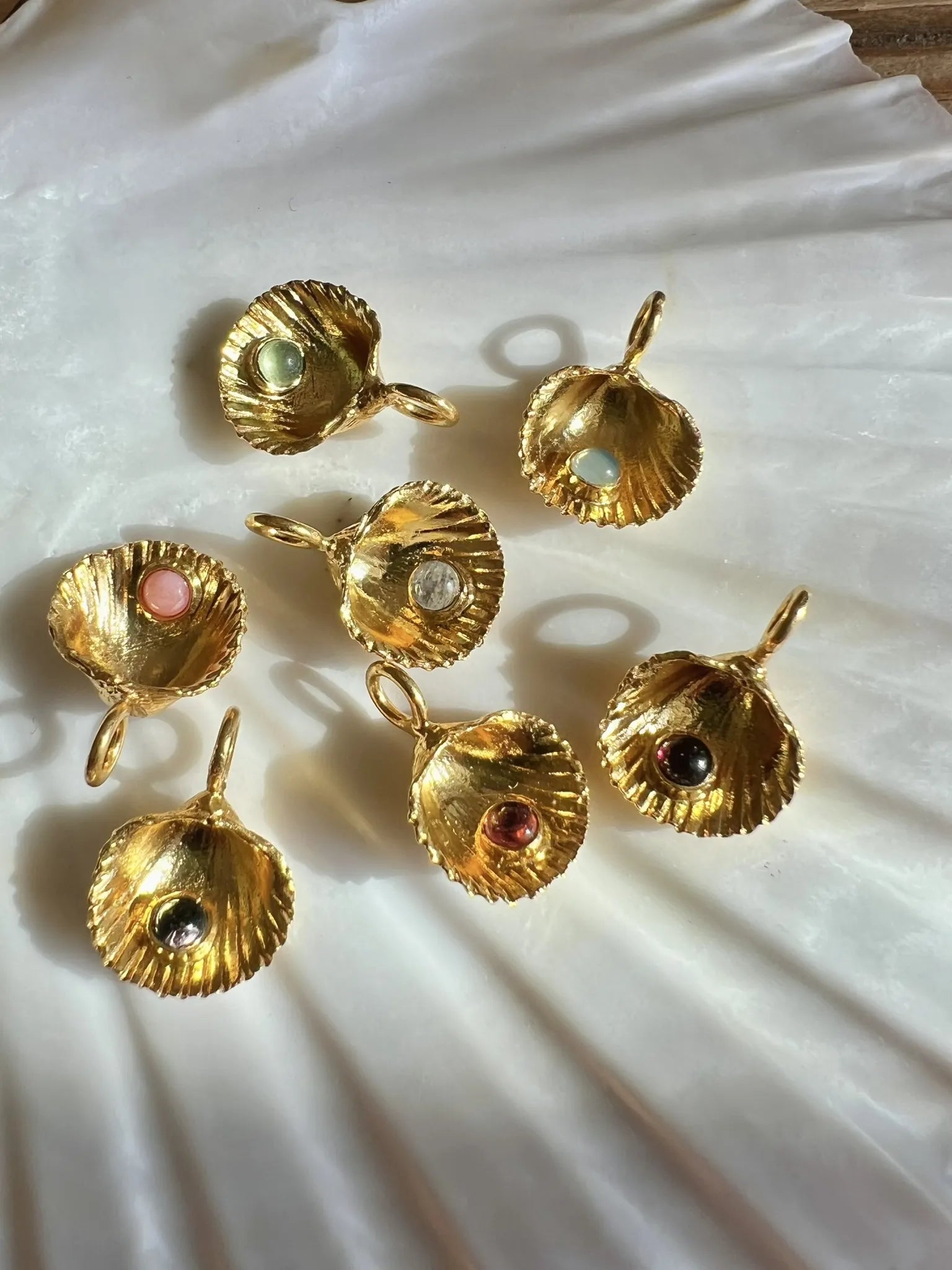 ojigi pendentif coquillage et pierre sertie