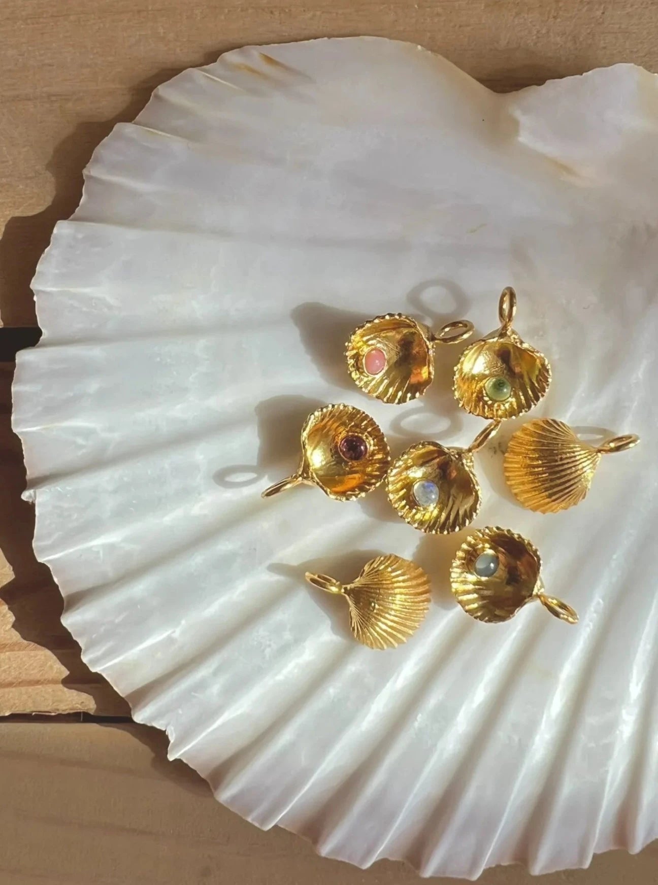 ojigi pendentif coquillage et pierre sertie