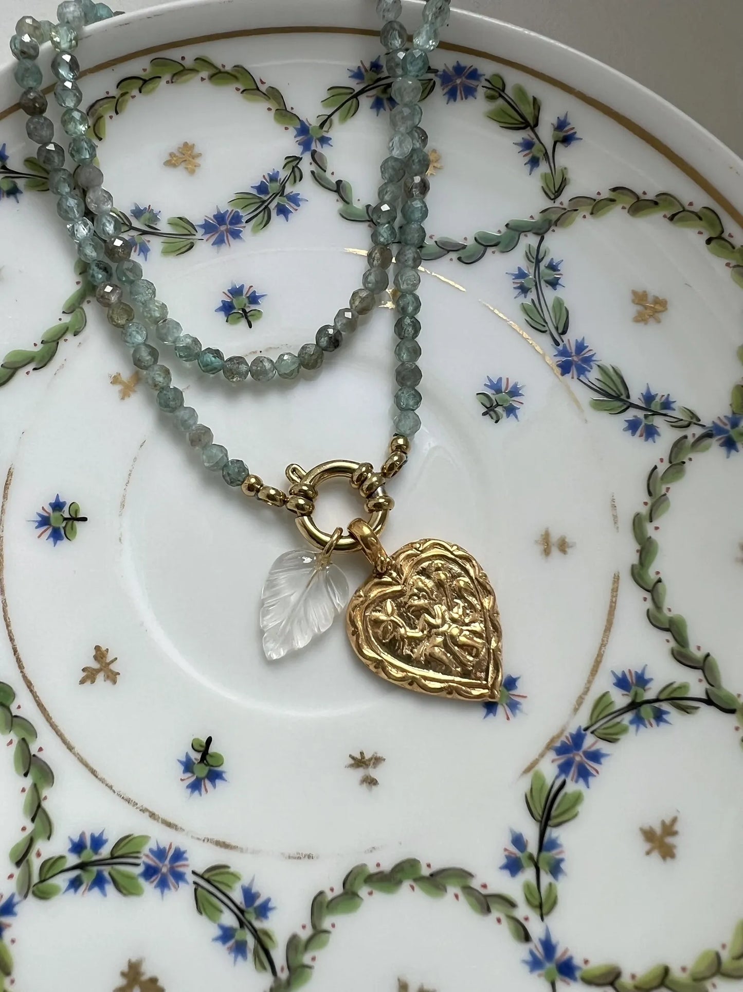ojigi collier apatite amulette hanuman et feuille