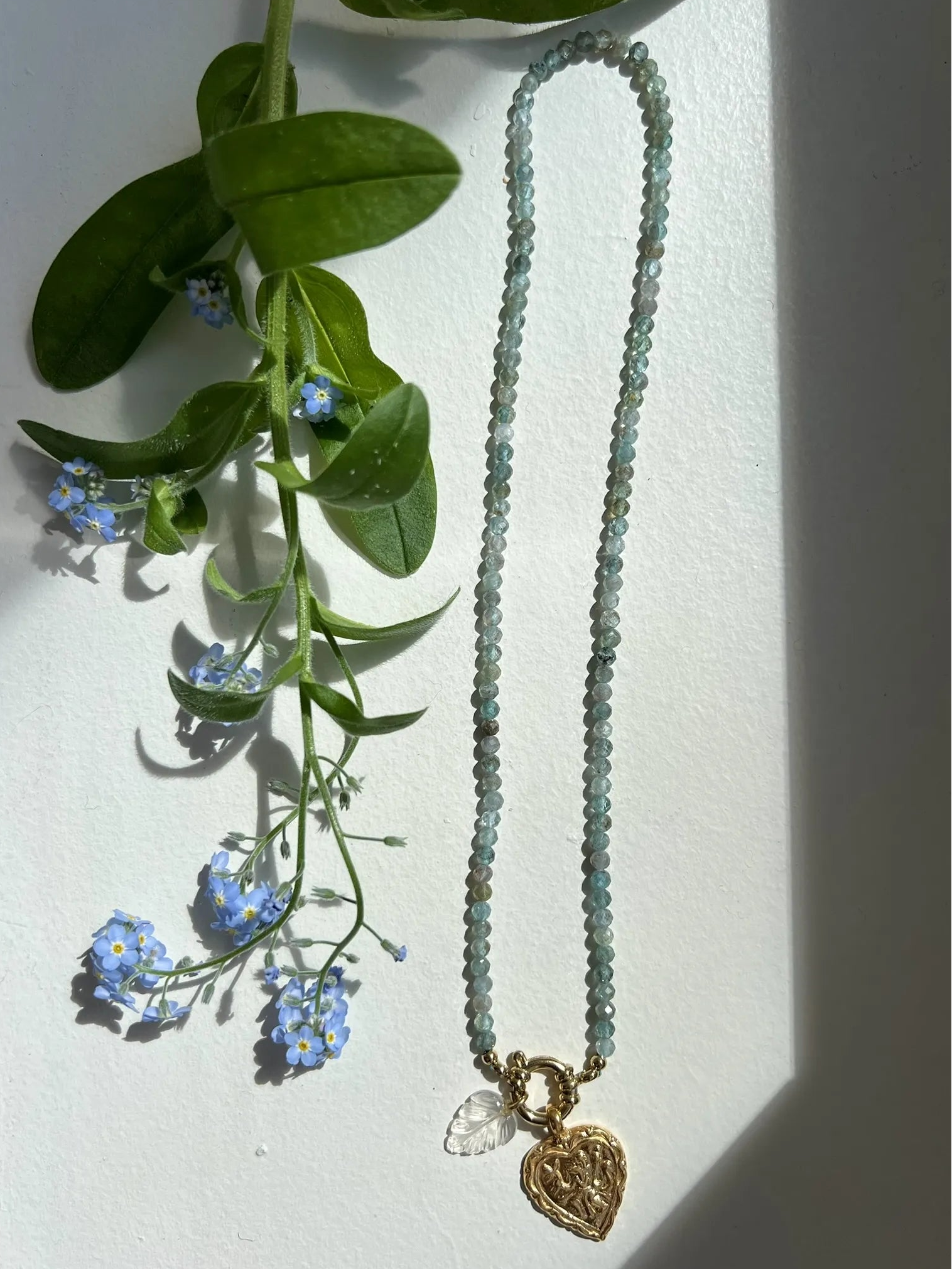 ojigi collier apatite amulette hanuman et feuille