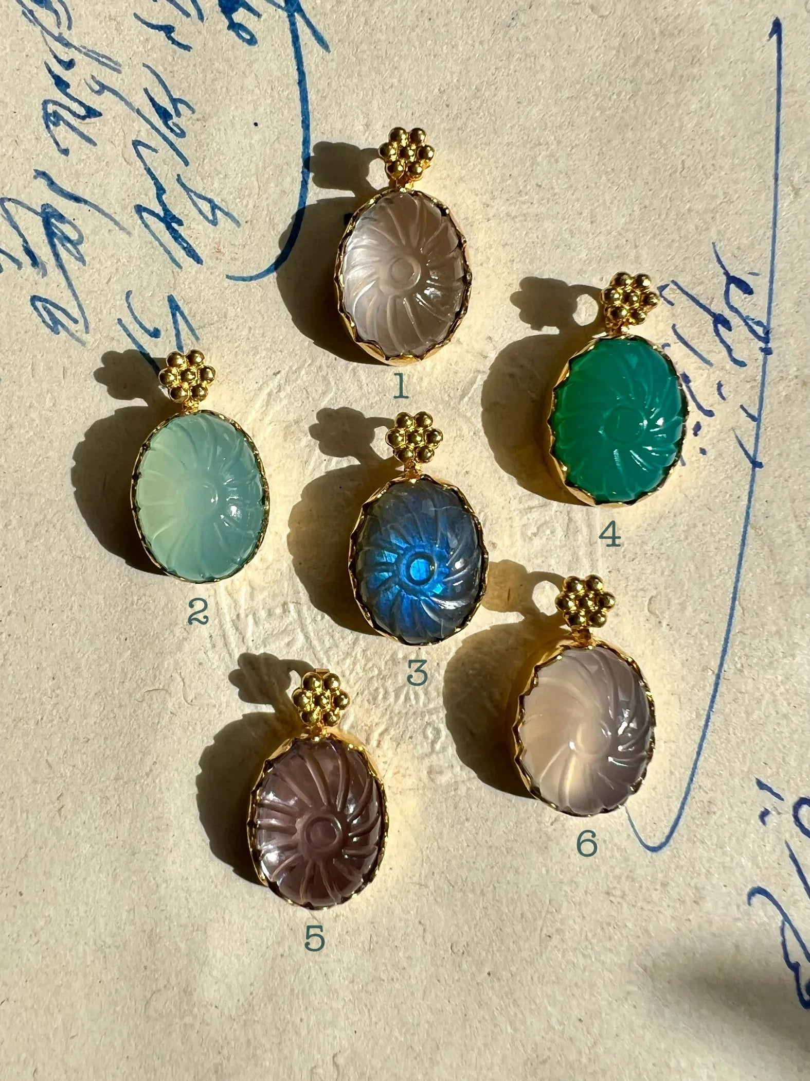 ojigi pendentif delight ovale debout