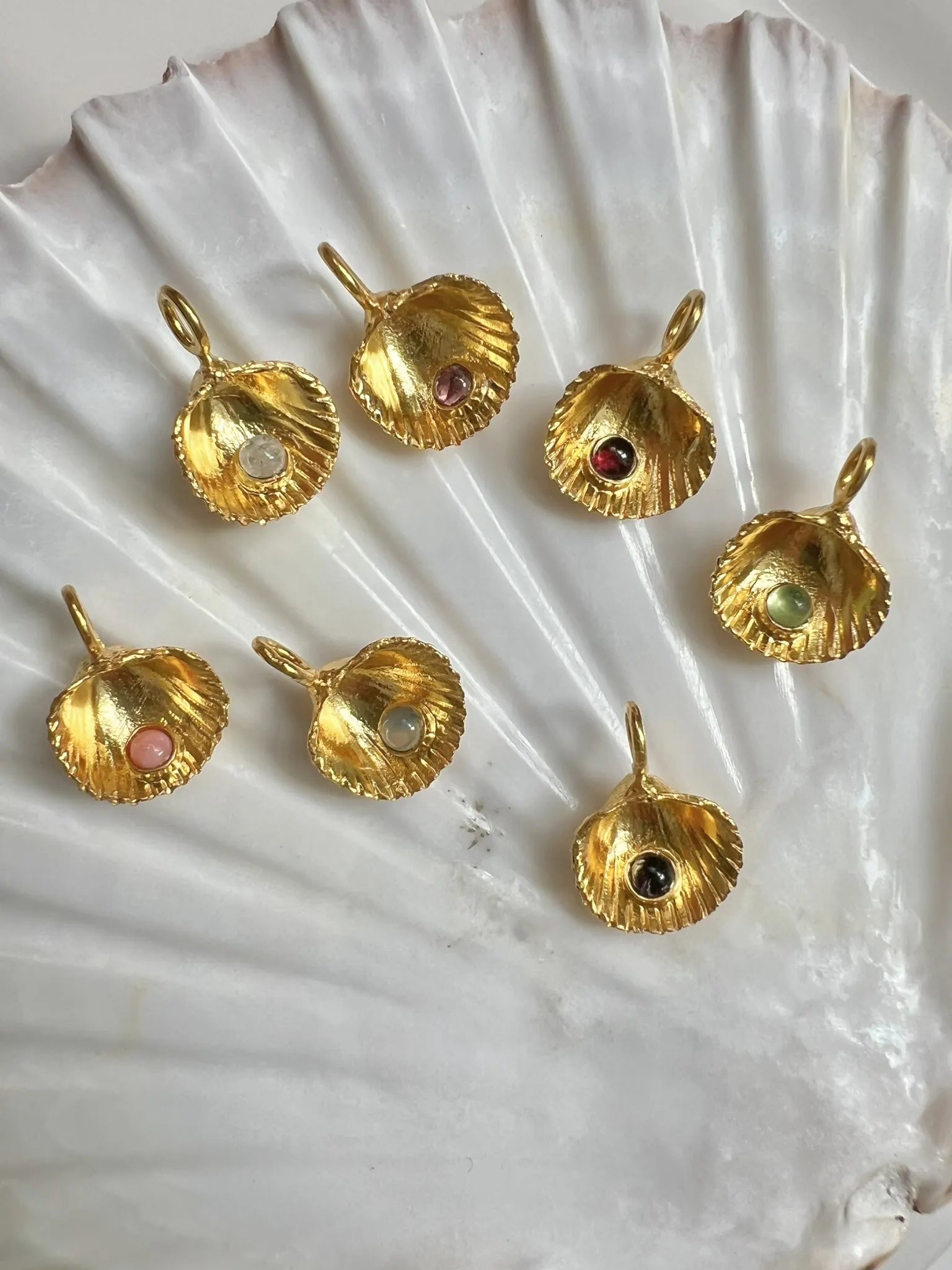 ojigi pendentif coquillage et pierre sertie