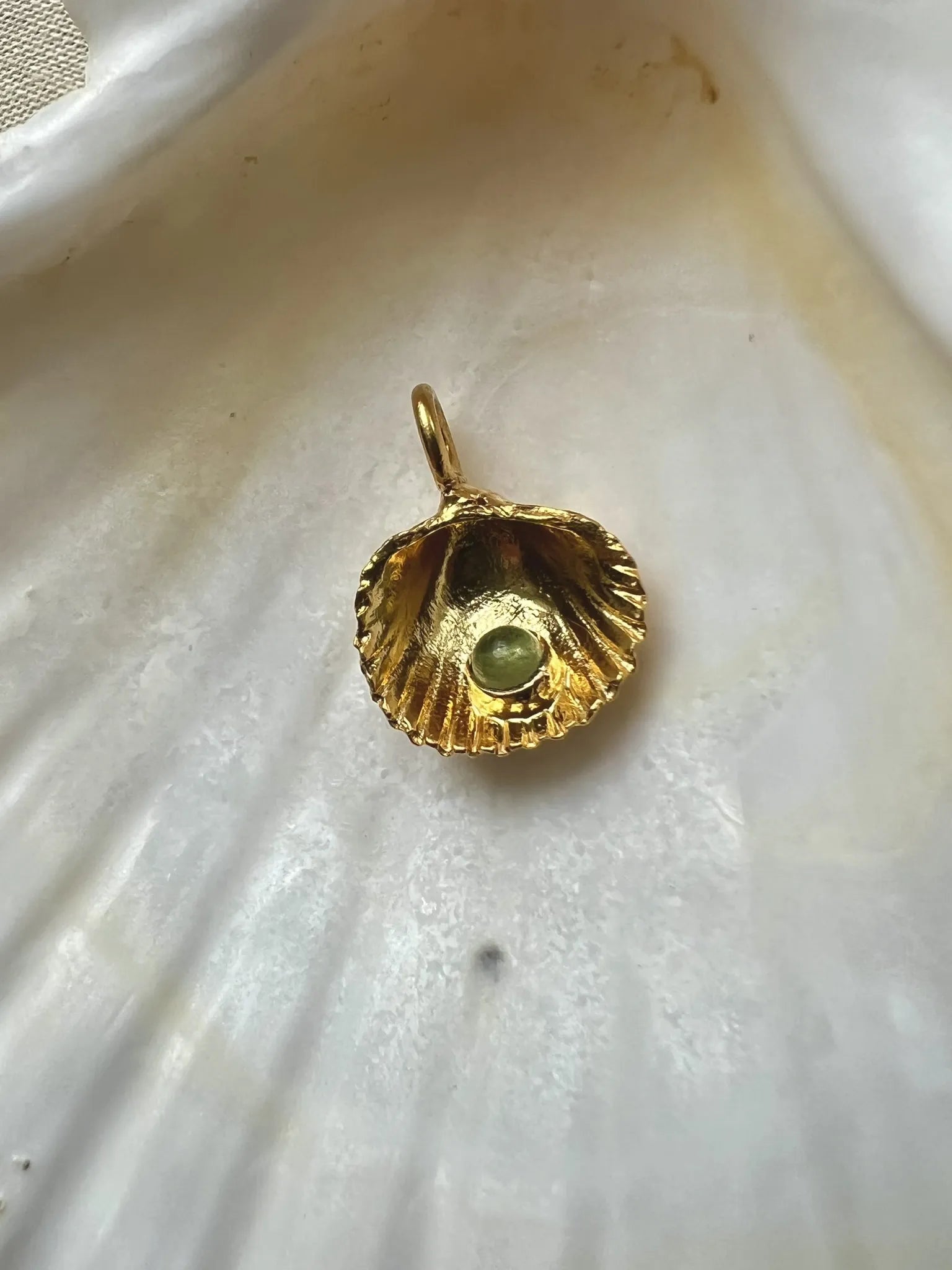 ojigi pendentif coquillage et péridot