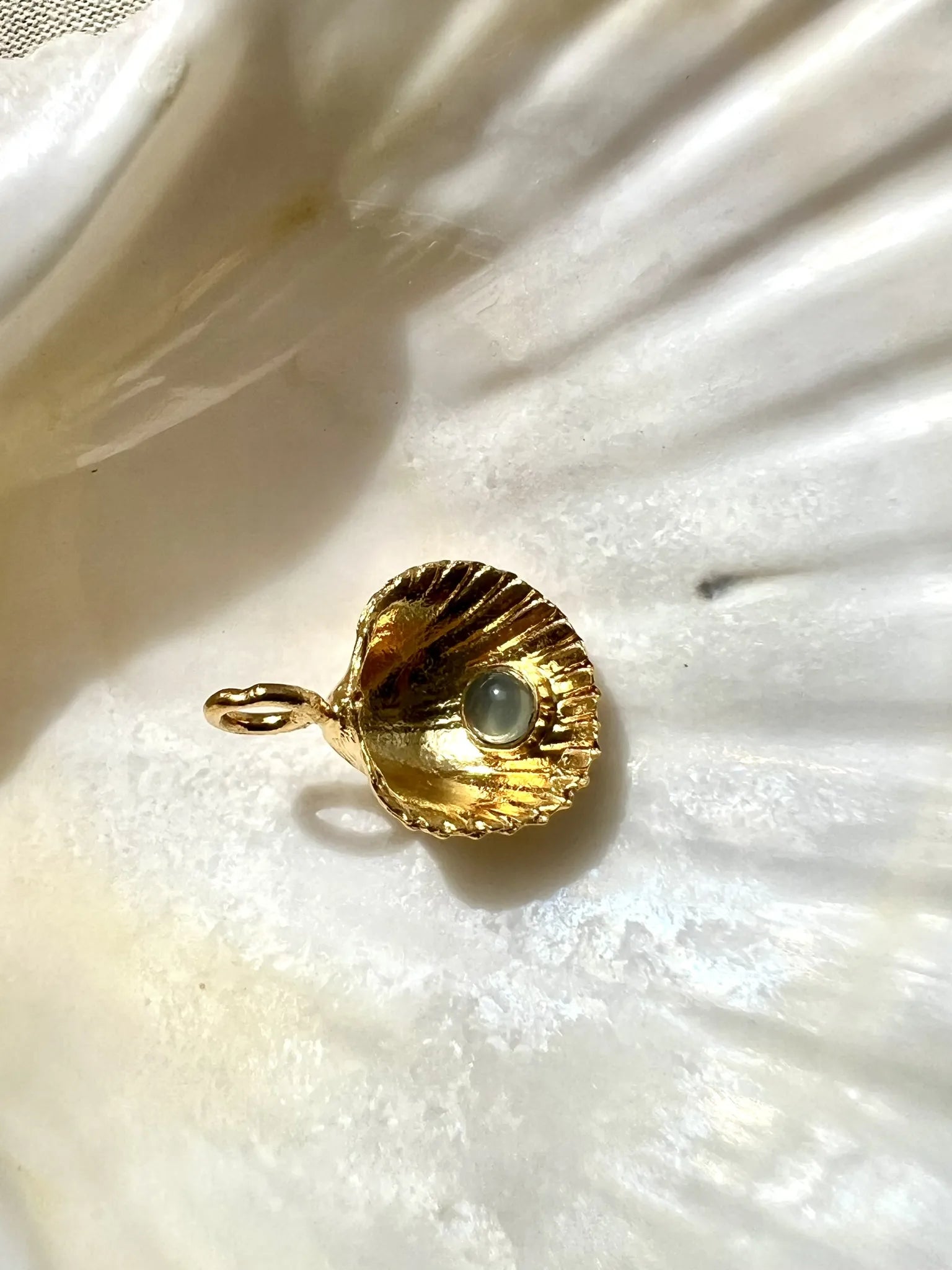 ojigi pendentif coquillage et calcédoine bleue