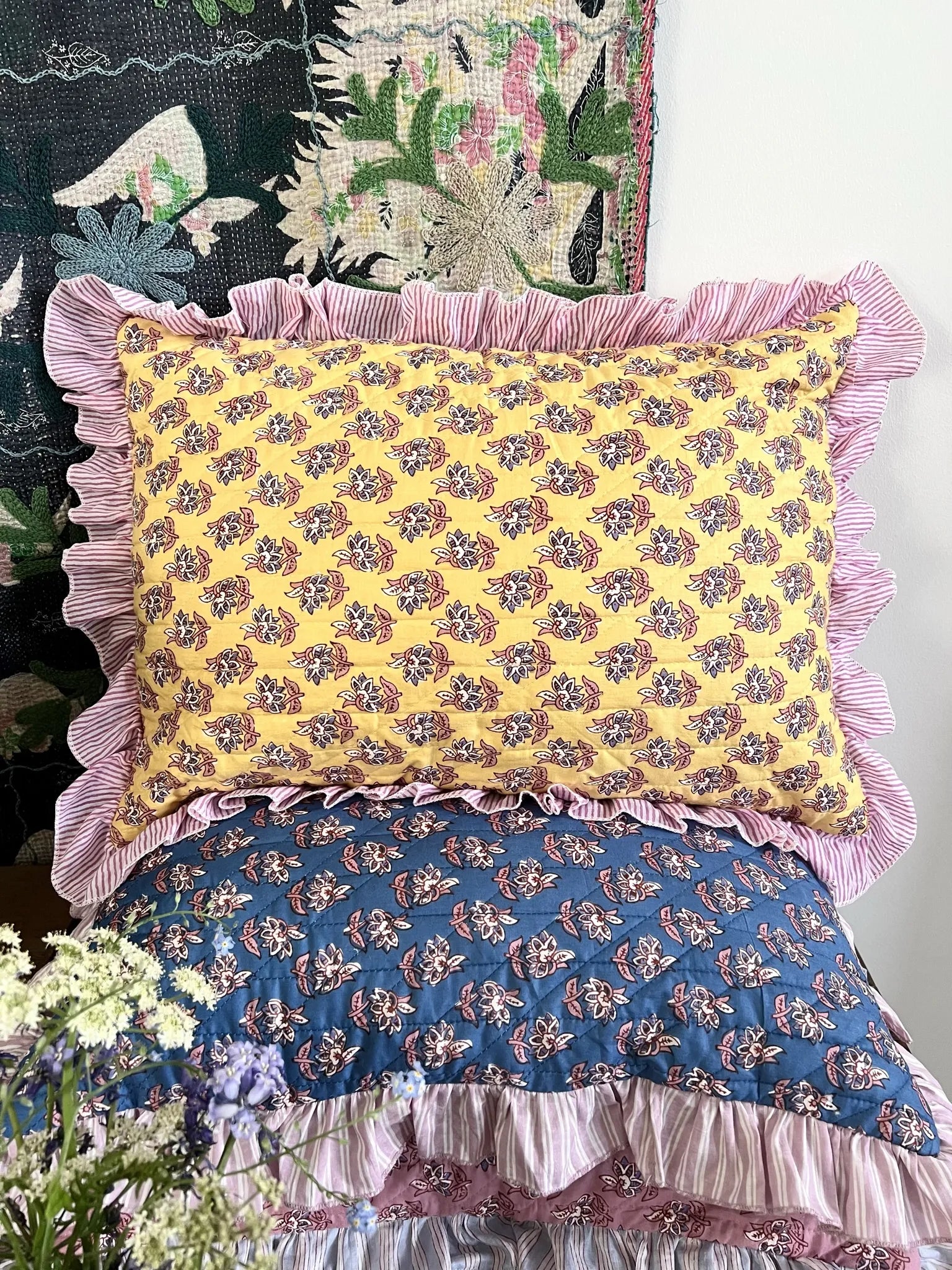 ojigi housse de coussin matelassée coton block print à volants jaune