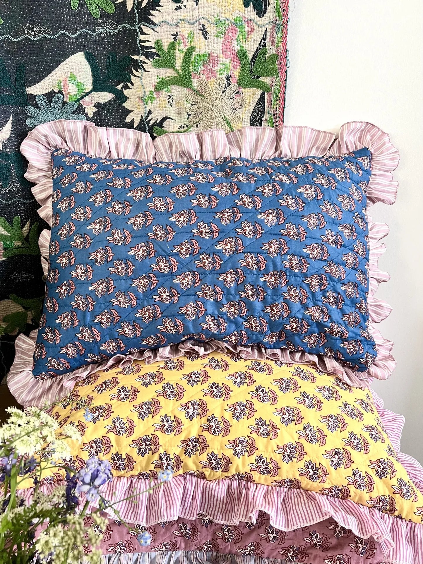 ojigi housse de coussin matelassée coton block print à volants bleu
