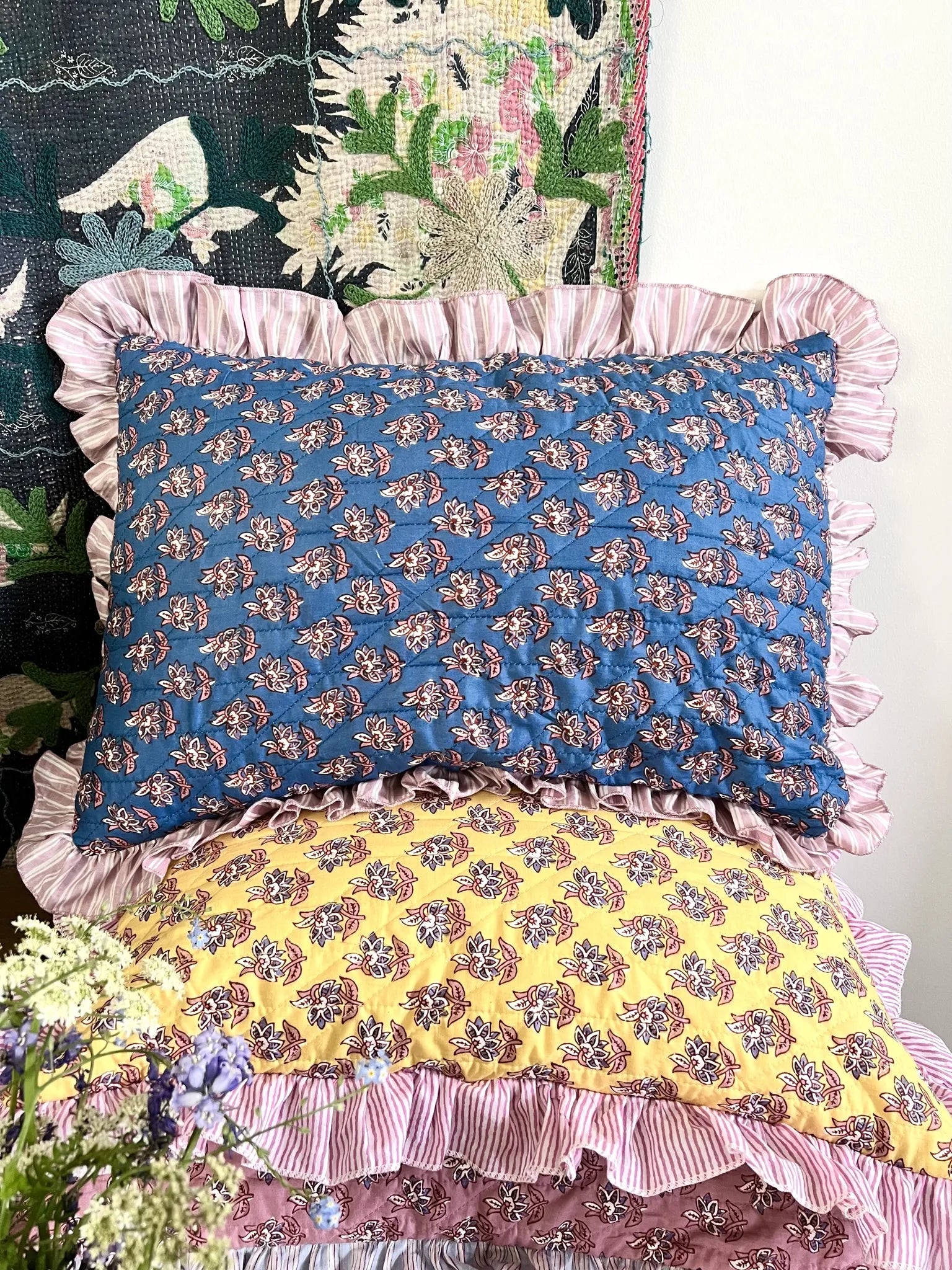 ojigi housse de coussin matelassée coton block print à volants bleu
