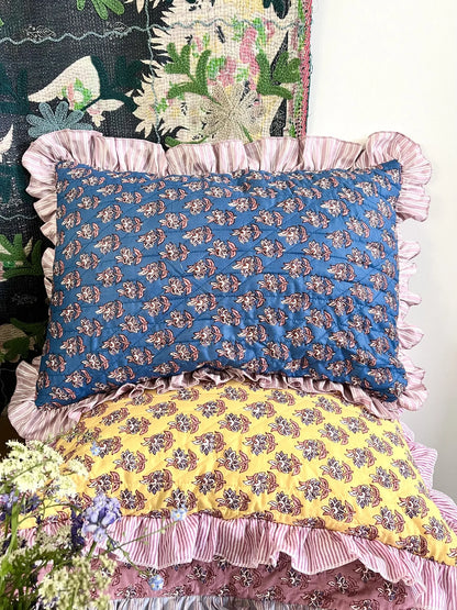 ojigi housse de coussin matelassée coton block print à volants bleu