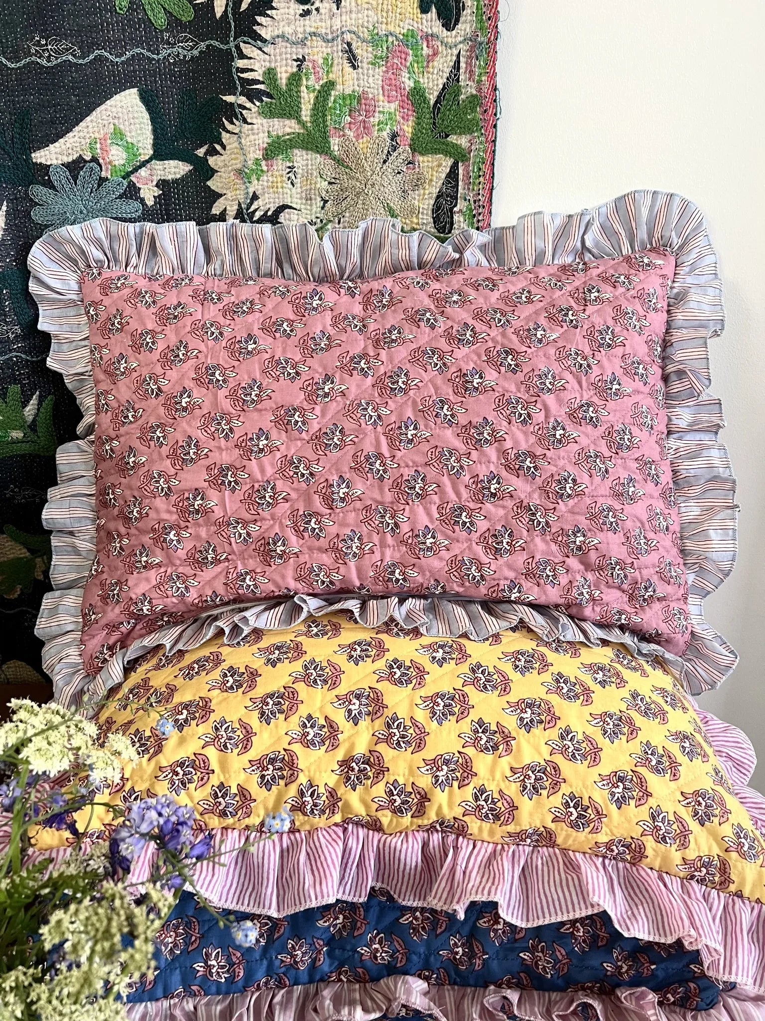 ojigi housse de coussin matelassée coton block print à volants vieux rose