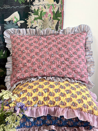 ojigi housse de coussin matelassée coton block print à volants vieux rose