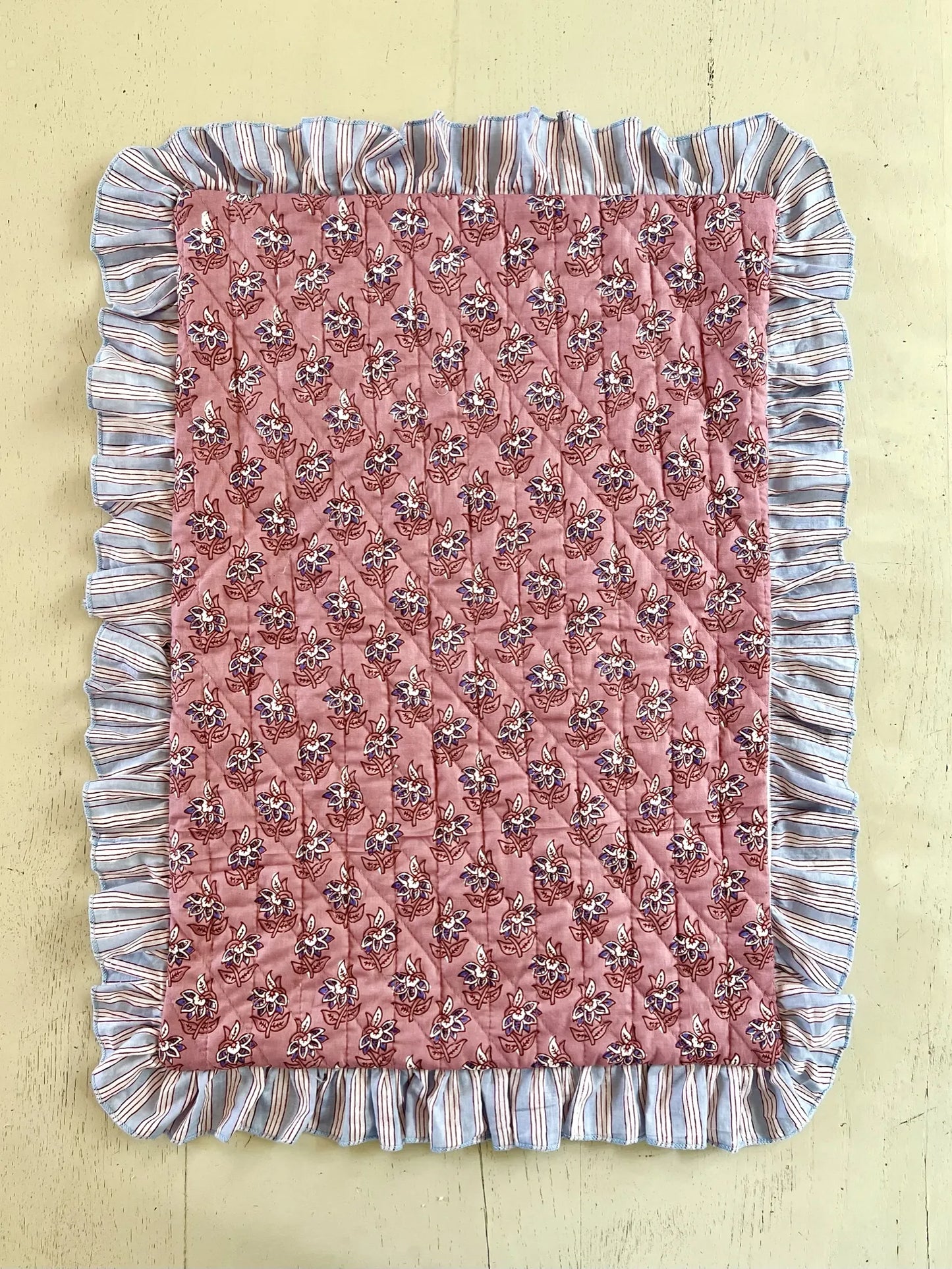 ojigi housse de coussin matelassée coton block print à volants vieux rose