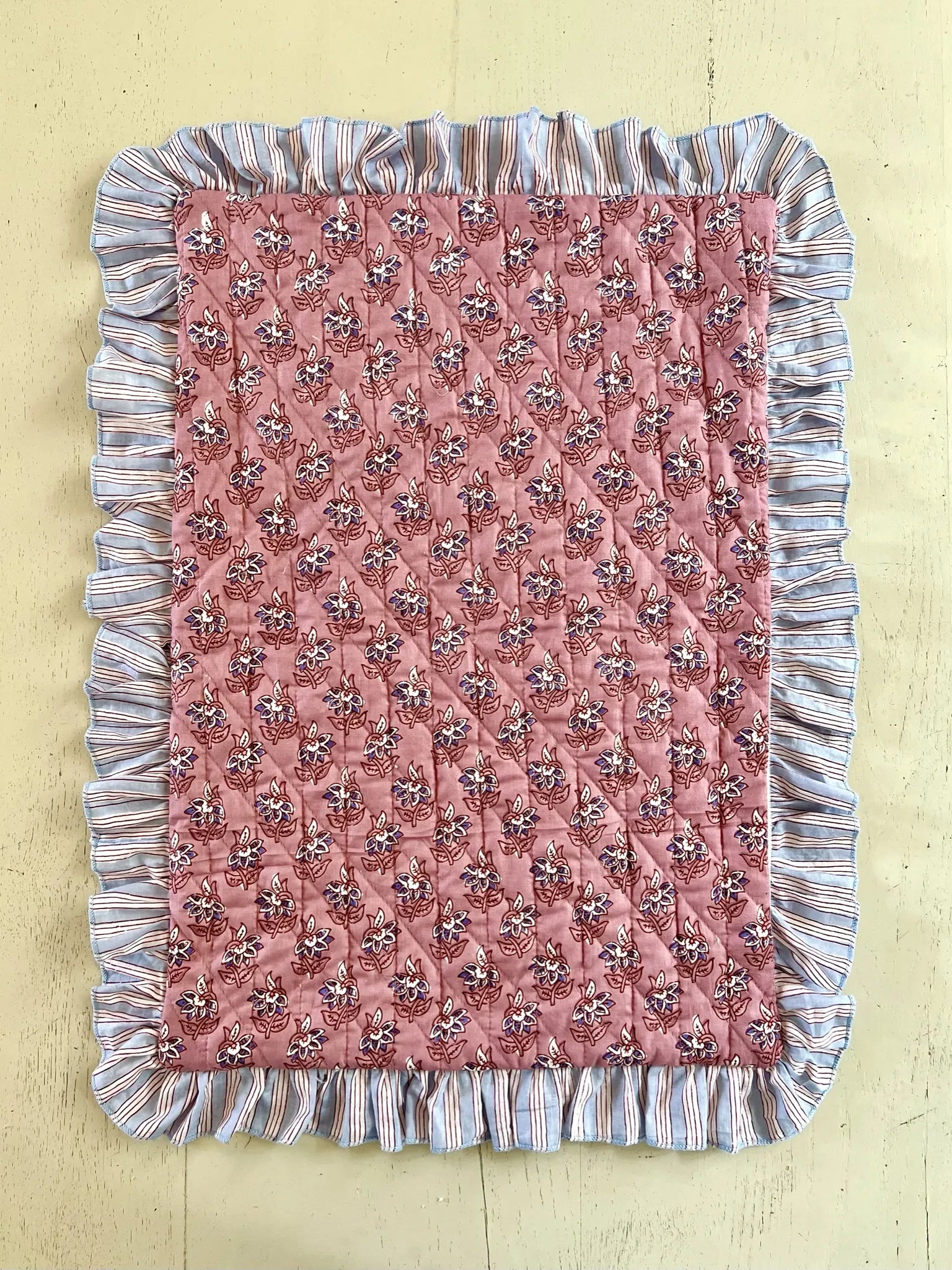 ojigi housse de coussin matelassée coton block print à volants vieux rose