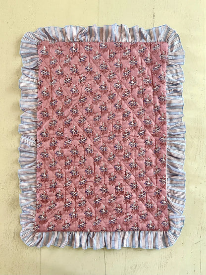 ojigi housse de coussin matelassée coton block print à volants vieux rose