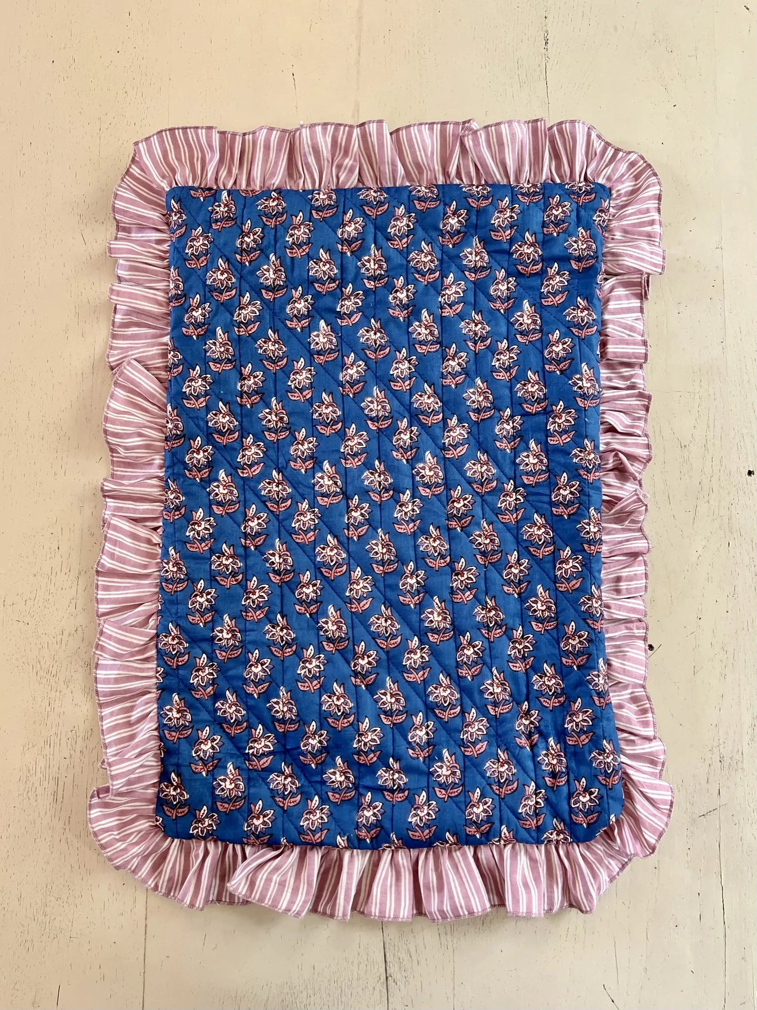 ojigi housse de coussin matelassée coton block print à volants bleu