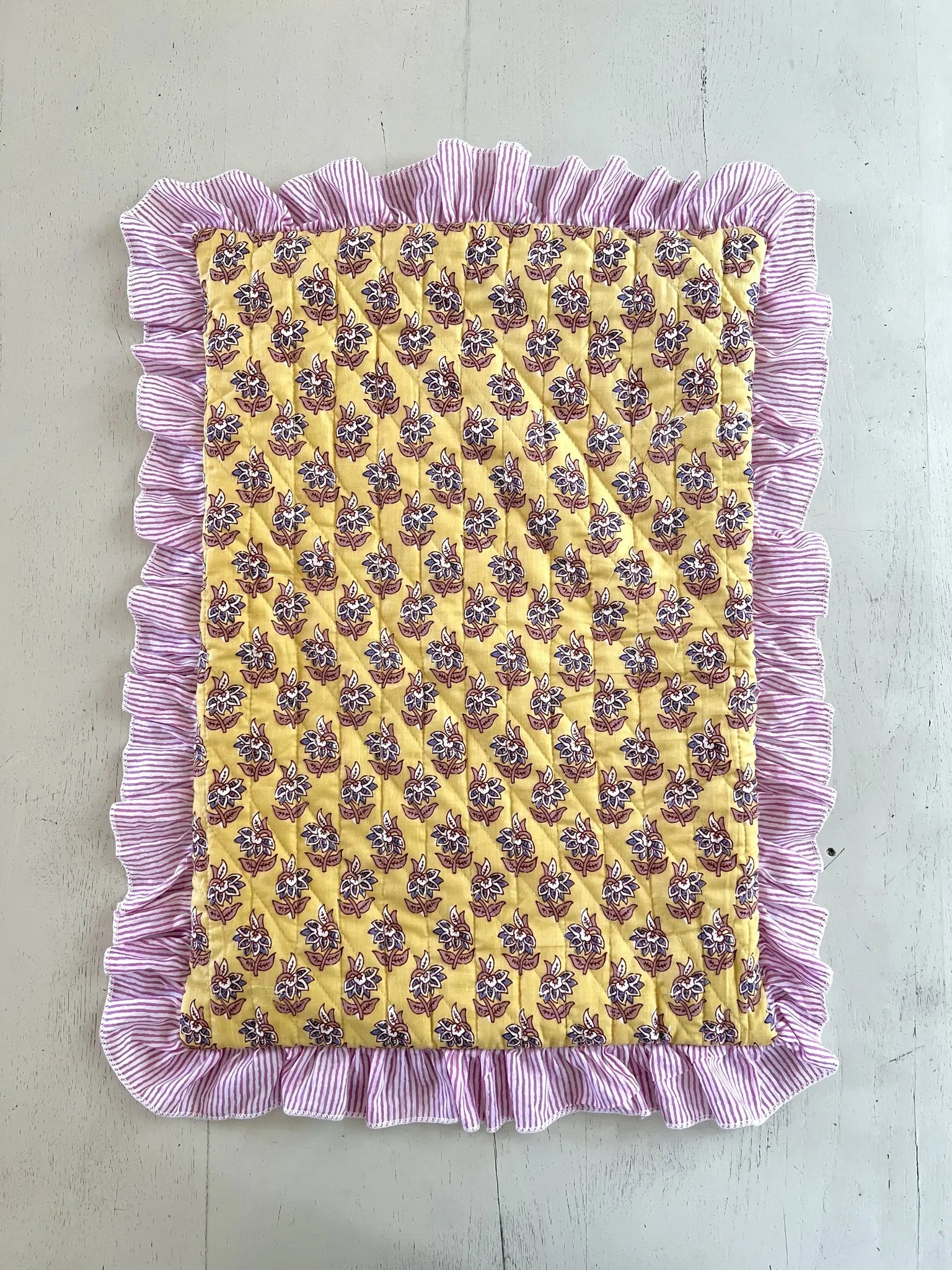 ojigi housse de coussin matelassée coton block print à volants jaune
