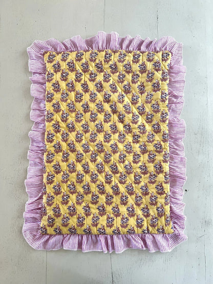ojigi housse de coussin matelassée coton block print à volants jaune