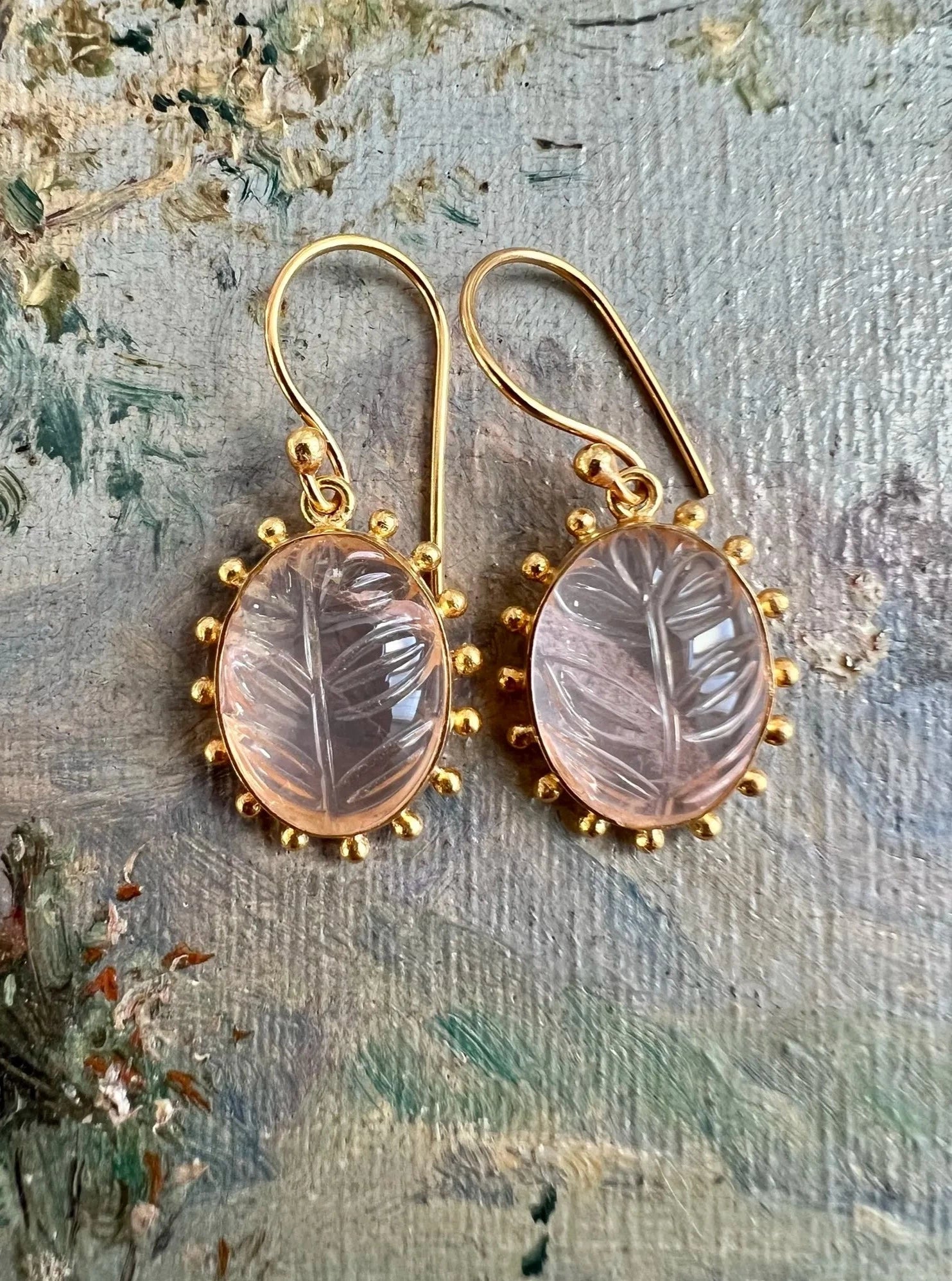 ojigi boucles d'oreilles dormeuse carving stone palme quartz rose